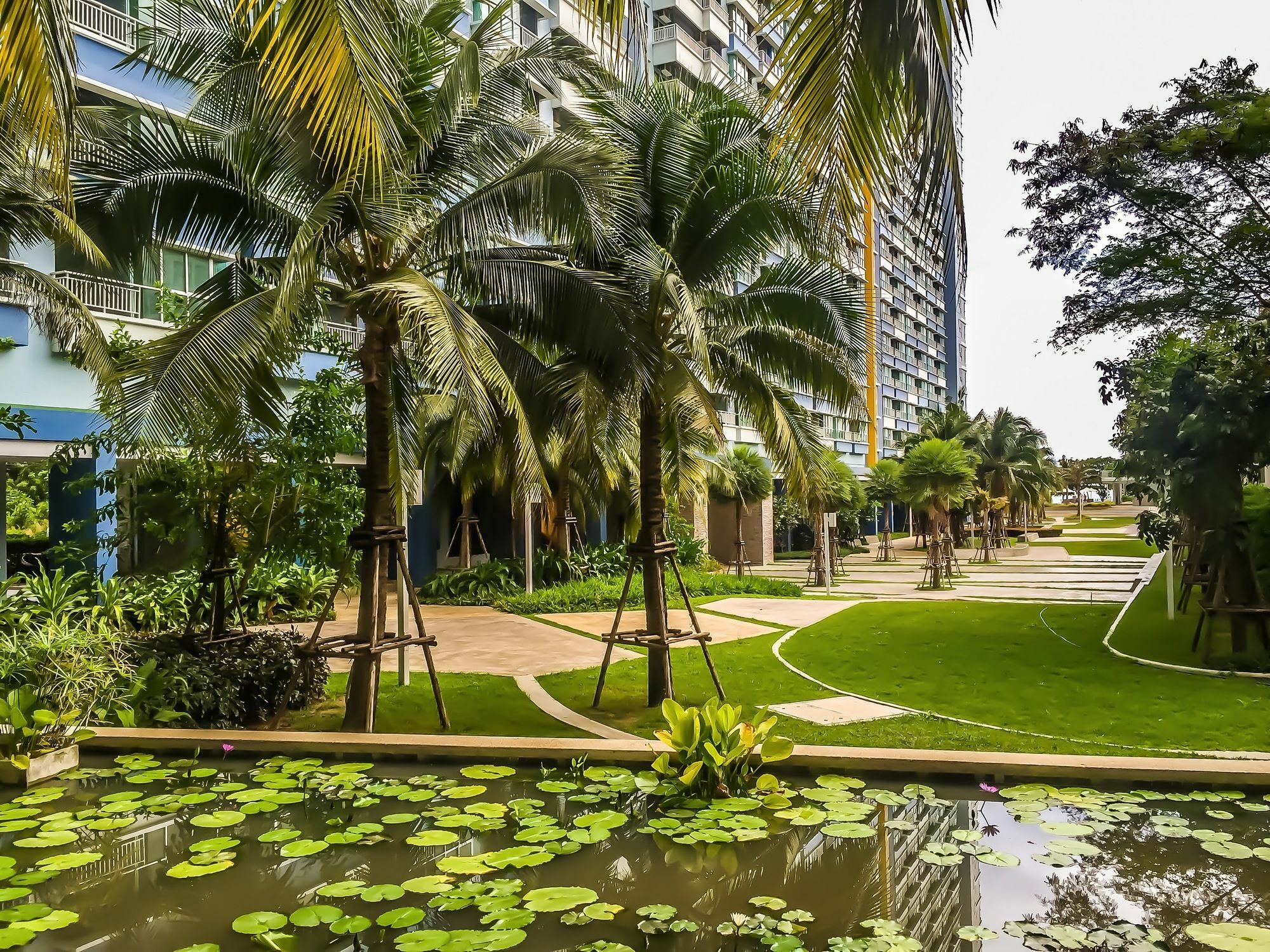 ホテル Lumpini Seaview Jomtien By Parikal エクステリア 写真